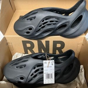 🔥Yeezy Foam Runner in Onyx🔥 size 10M NWT By Adidas